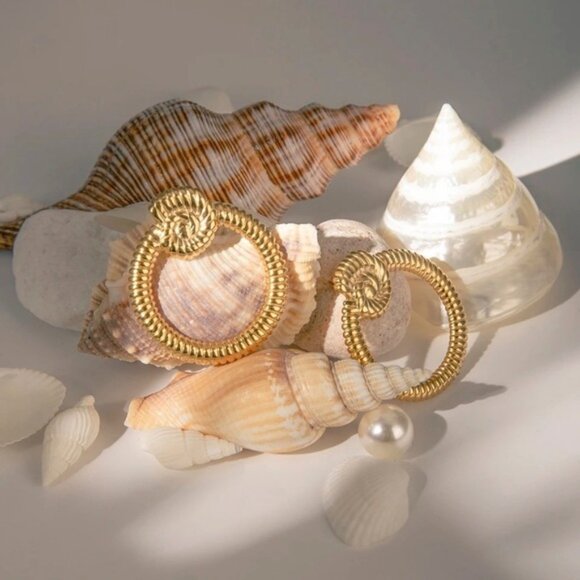 18k Gold Plated Threaded Conch Earrings - Picture 7 of 9